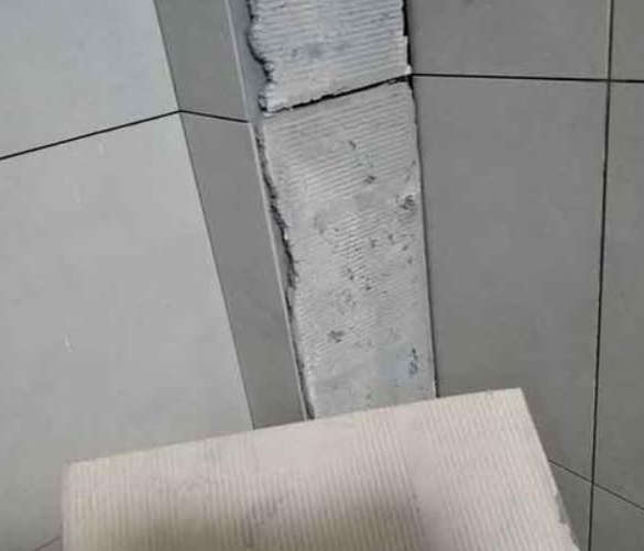天津瓷砖空鼓维修公司分享下厨房瓷砖脱落的补救措施。